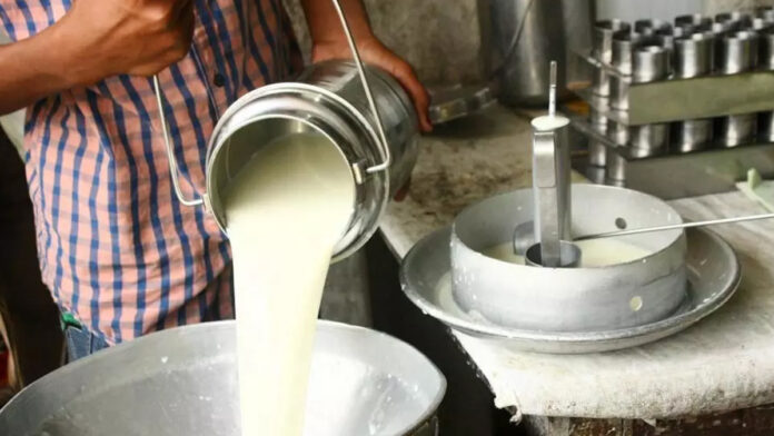Gokul Milk Price | महाराष्ट्र: अमूल के बाद अब बढे गोकुल' दूध के दाम, आज से मुंबई में गाय का 2 रुपए और भैंस का दूध 3 रुपए महंगा