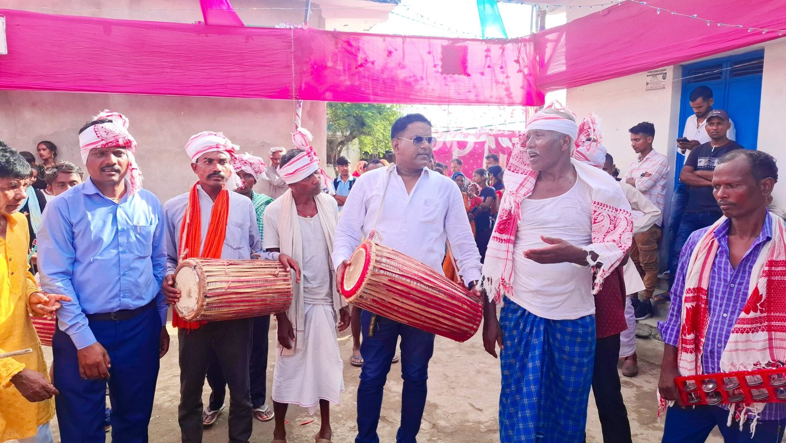 छतरपुर में धूमधाम से मना करमा परब, अरविंद चुनमून ने जनजातीय समाज संग बजाया मांदर, उठाई चहारदीवारी और धुमकुड़िया निर्माण की मांग