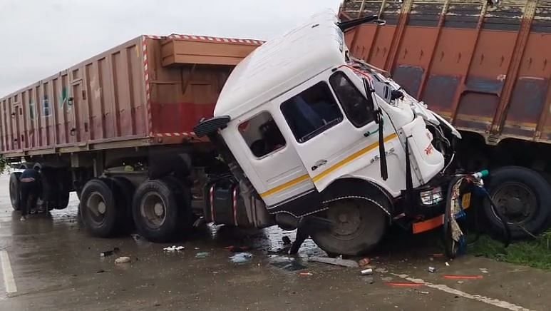 सड़क हादसे में ट्रेलर चालक युवक की मौत, शव पहुंचते ही गांव में मचा कोहराम