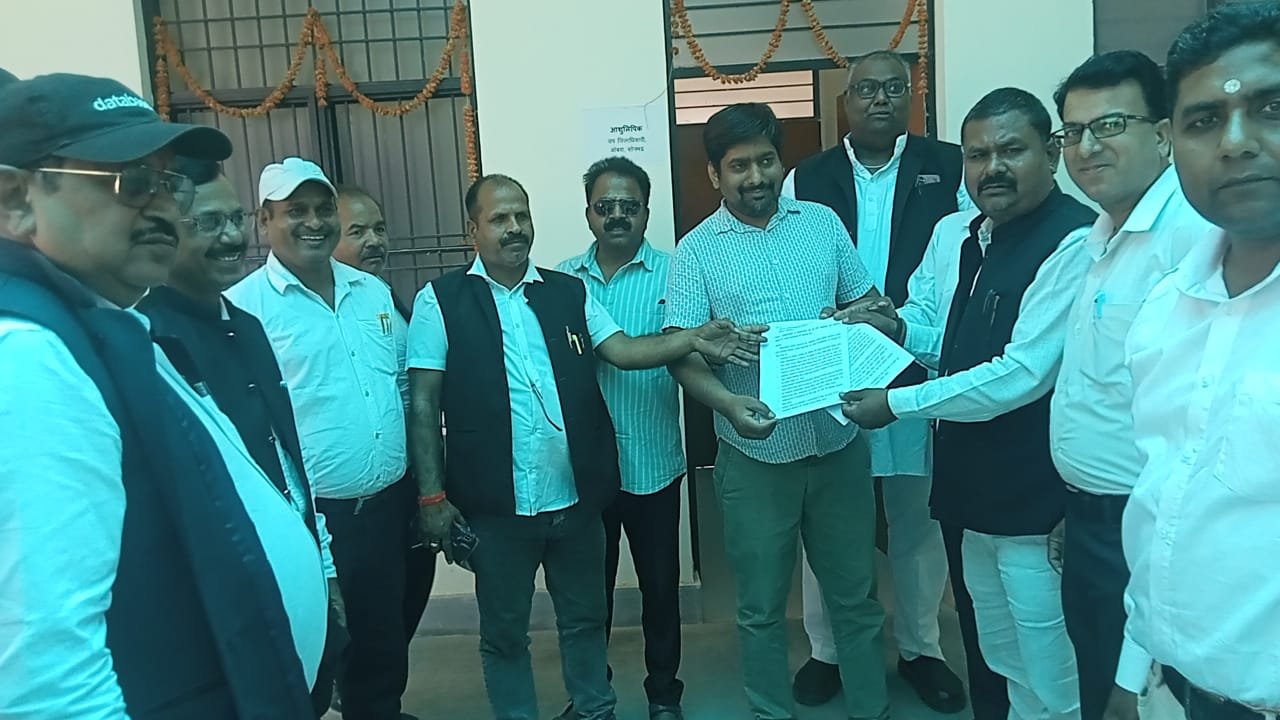 तहसील में व्यापक भ्रष्टाचार व सुविधाओं को लेकर अधिवक्ताओं का जोरदार प्रदर्शन