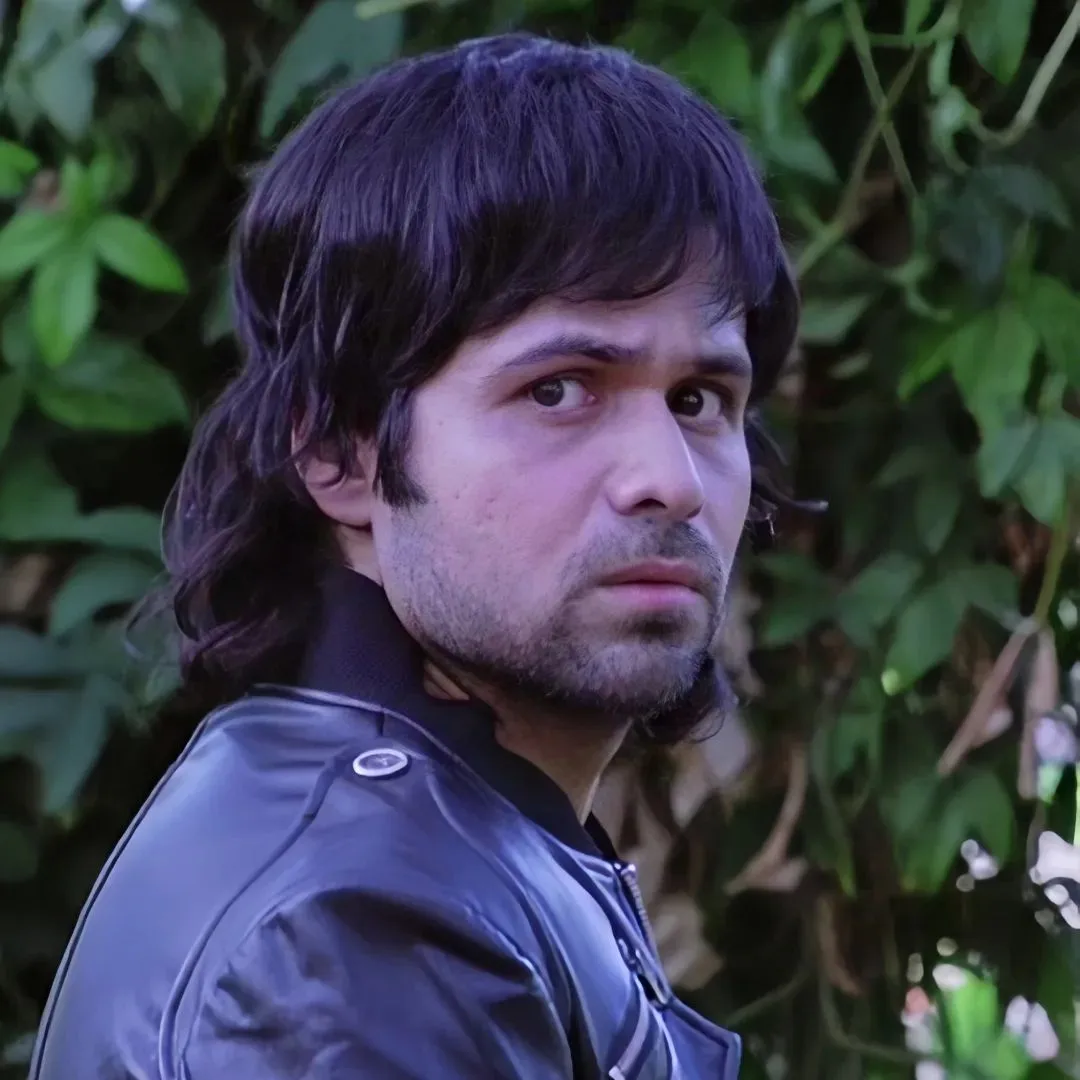 मर्डर 2 (2011)-एक्स-कॉप अर्जुन भगवत के रोल में हाशमी ने एक डार्क और इंटेंस किरदार निभाया, जो एक सीरियल किलर का पीछा करते हुए अपने अंदर के डर से भी लड़ता है.