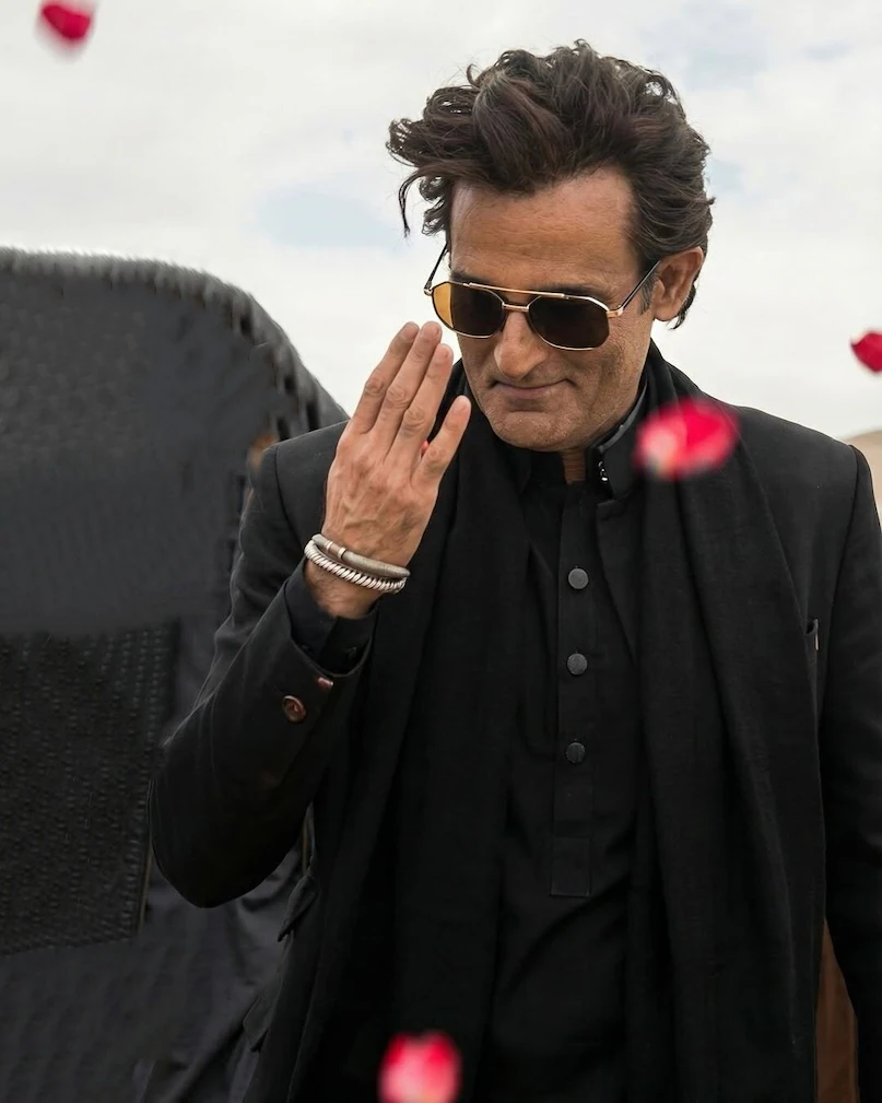 अक्षय खन्ना के लिए पिछला साल बेहद खास रहा. साल 2025 की शुरुआत में अक्षय खन्ना ‘छावा’ में विलेन के रोल में नजर आए थे. इस रोल में अपने शानदार अभिनय से उन्होंने दर्शकों और क्रिटिक्स पर जबरदस्त असर छोड़ा था. ‘छावा’ में अक्षय खन्ना के अभिनय की हर तरफ जमकर तारीफ हुई थी और साल के अंत में ‘धुरंधर’ में धमाकेदार रोल से उन्होंने धुंआ उड़ा दिया.