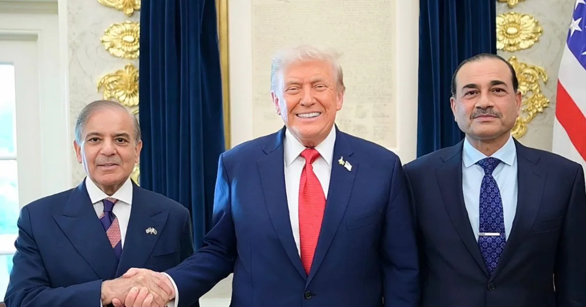 Donald Trump on Pakistan Afghanistan War | पाकिस्तान-अफगानिस्तान की जंग में क्या दखल देगा अमेरिका? डोनाल्ड ट्रंप ने इशारों-इशारों में खोल दिए पत्ते