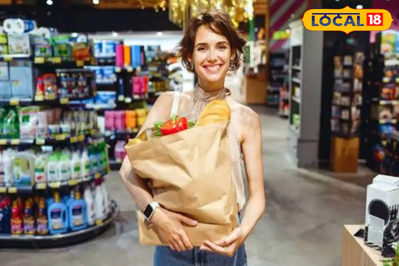 उन्होंने कहा कि तैयार पेपर बैग को आसपास की दुकानों में आसानी से बेचा जा सकता है. मिठाई की दुकान, गिफ्ट शॉप और किराना स्टोर जैसे कई व्यवसाय रोजाना पेपर बैग का उपयोग करते हैं. यदि बैग पर दुकान का नाम या लोगो छापकर कस्टमाइज किया जाए तो इसकी कीमत और मांग दोनों बढ़ सकती हैं.