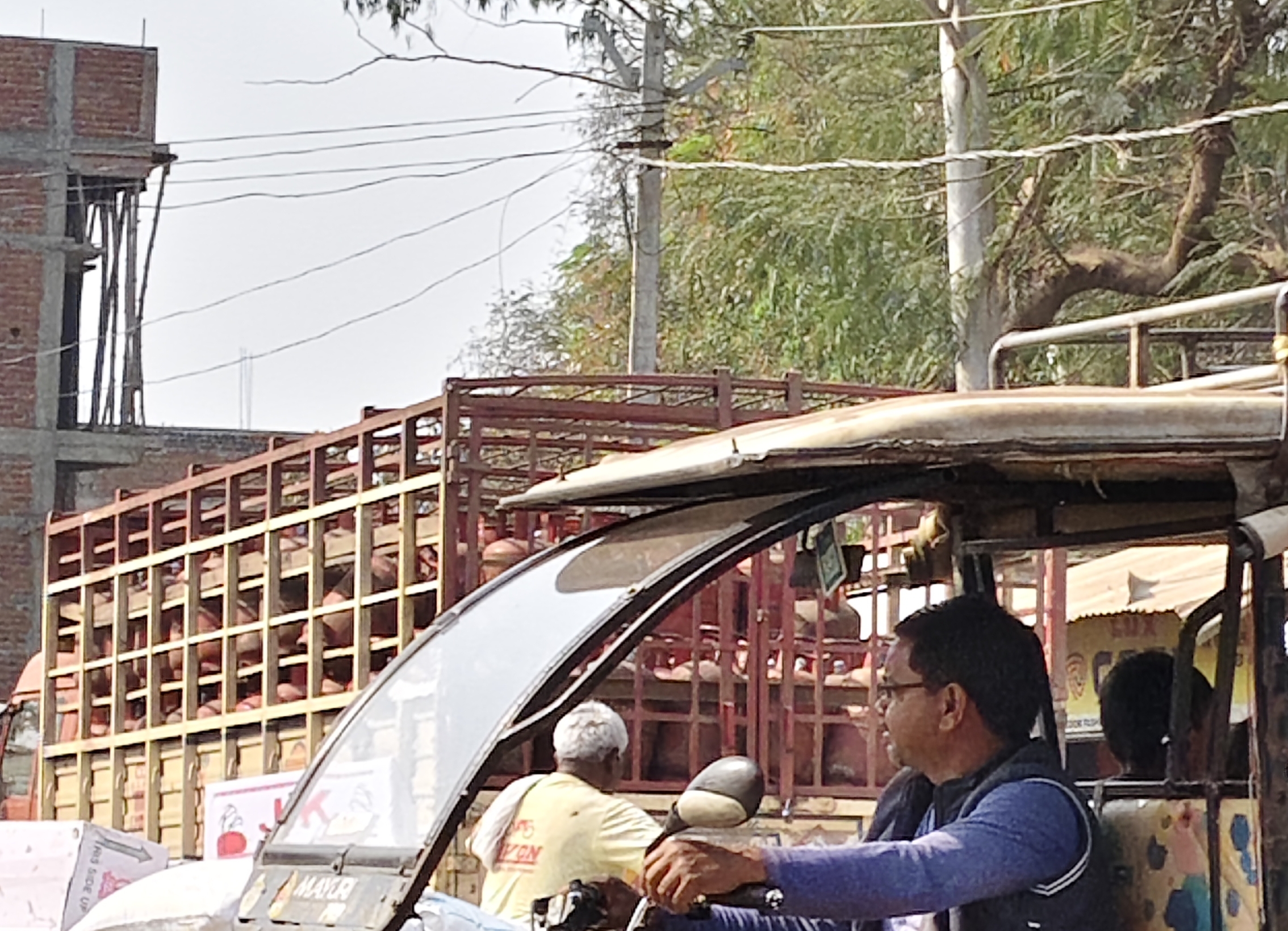 विंढमगंज इंडियन गैस एजेंसी पर पहुंची गैस की गाड़ी, बुकिंग कराने वाले उपभोक्ताओं को ही मिलेगा सिलेंडर