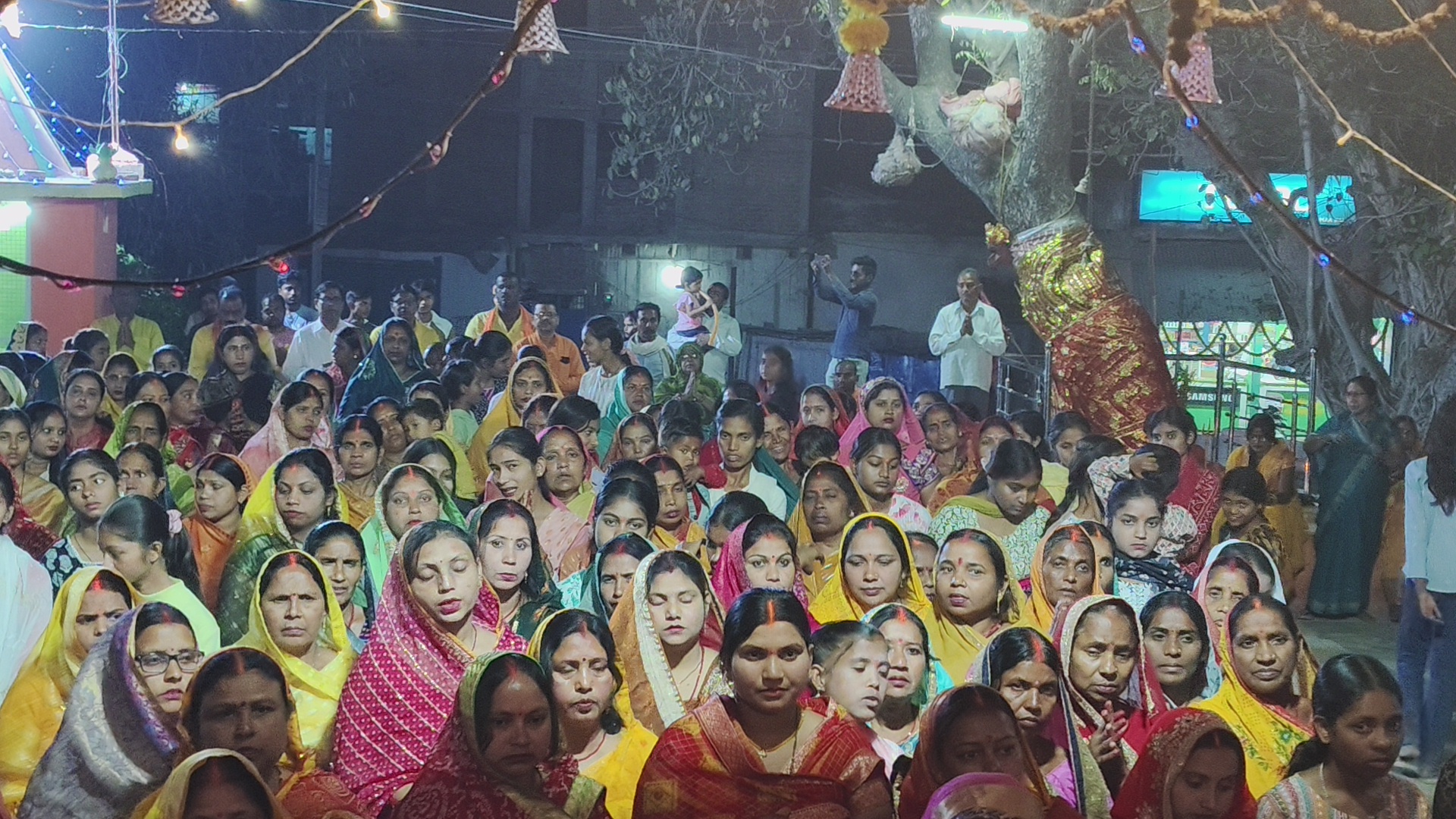 विंढमगंज में चैत्र नवरात्रि के प्रथम दिन माँ काली मंदिर में उमड़ी श्रद्धालुओं की भीड़