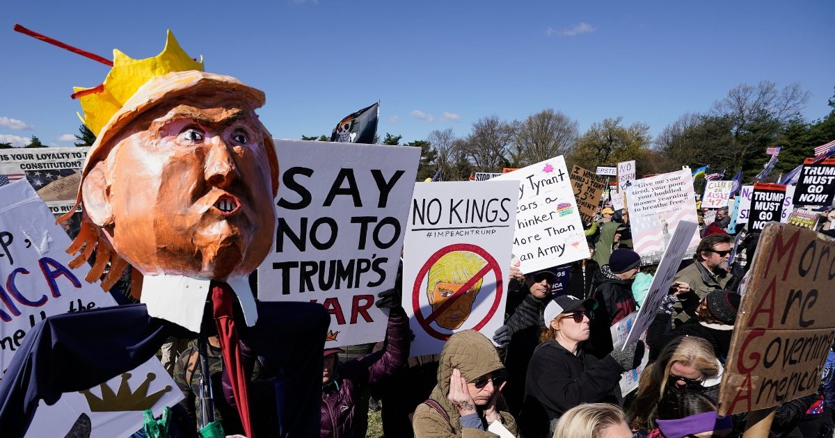 Trump Facing No Kings Rally : अमेरिका का हुआ ईरान वाला हाल! जो खामेनेई के साथ किया, वही झेल रहे ट्रंप