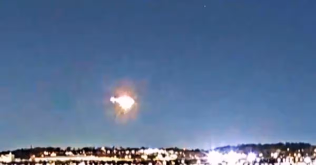 US Aircrafts Collision in the sky: US Plane Helicopter Crash| आसमान में आग का गोला अमेरिकी मिलिट्री हेलीकॉप्टर की यात्री विमान से सीधी टक्कर