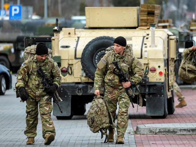 US आर्मी में सैनिकों की भारी कमी? भर्ती के लिए गांजा से उम्र तक कई नियम ढीले