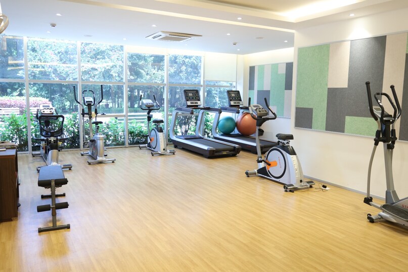 इन घरों को एक्सप्रेसवे, मेट्रो और इंटरसिटी कनेक्टिविटी के नजदीक बनाया जा रहा है, ताकि ये कम्युनिटी शहरों और सुविधाओं के करीब रहे लेकिन शांति और सुकून भी बरकरार रहे.यह बढ़ती सिनियर लिविंग केवल हाउसिंग का ट्रेंड नहीं है, बल्कि एक सांस्कृतिक बदलाव है जो स्वायत्तता, देखभाल और साथ रहने को महत्व देता है. विचारपूर्वक डिजाइन किए गए ये समुदाय बुजुर्गों के जीवन के इस पड़ाव को सुरक्षित, आरामदायक और समर्थ बनाने का नया तरीका पेश कर रहे हैं.