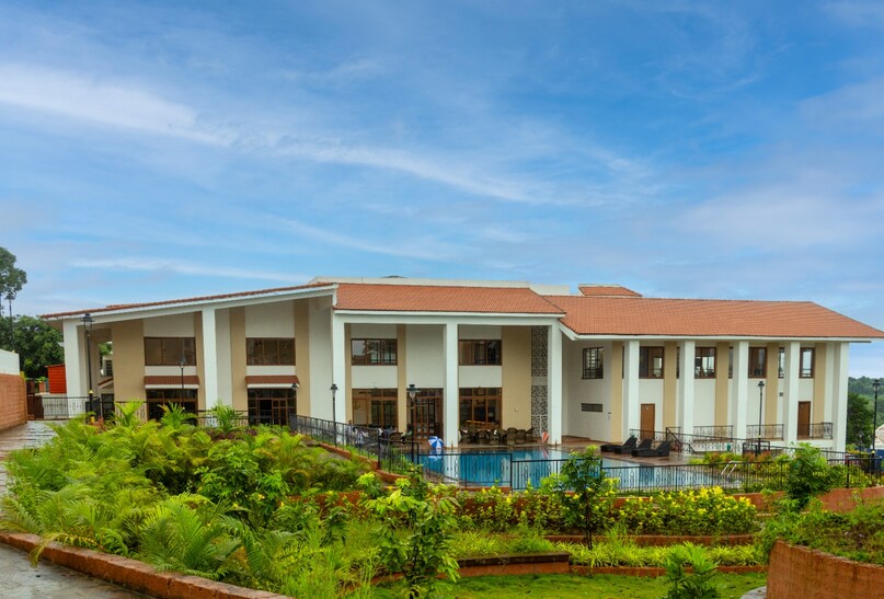 सीनियर लिविंग होम्स मुख्य रूप से बुजुर्गों के लिए बनाए जाने वाले घर हैं, जो सीनियर सिटिजंस की हर जरूरत को ध्यान में रखकर डिजाइन किए जा रहे हैं. यह उन लोगों के लिए बेहद कारगर हो रहे हैं जो बुजुर्ग दंपत्ति या अकेले बुजुर्ग यहां रह रहे हैं और उनके बच्चे विदेशों में हैं. इन घरों का सबसे बड़ा काम ही बुजुर्गों को रहने के छत देना नहीं है बल्कि हर वह लक्जरी देना है जिसकी उन्हें जरूरत हो सकती है साथ ही सुरक्षा, आराम और सामाजिक जुड़ाव के साथ सम्मान देना भी इस कॉन्सेप्ट की खासियतों में से एक है. 