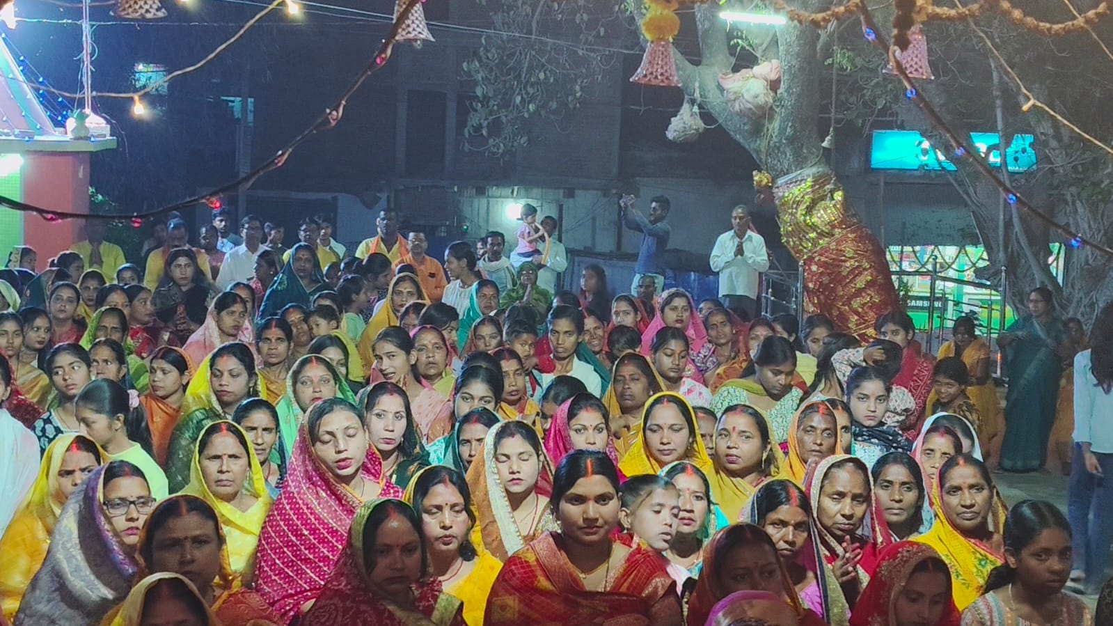 विंढमगंज में चैत्र नवरात्रि के प्रथम दिन माँ काली मंदिर में उमड़ी श्रद्धालुओं की भीड़