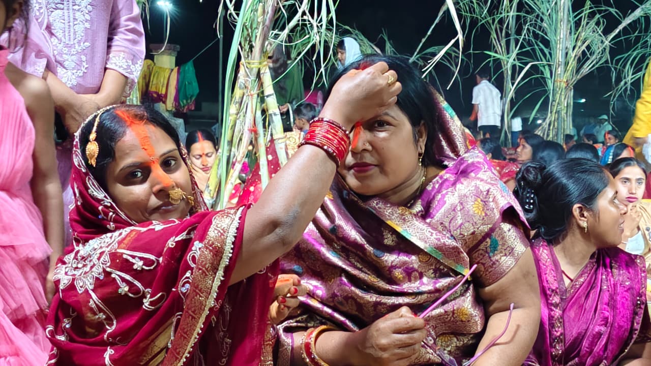 विंढमगंज में आस्था का संगम: सूर्य मंदिर परिसर में 400 महिलाओं ने श्रद्धा से मनाया चैत छठ पर्व