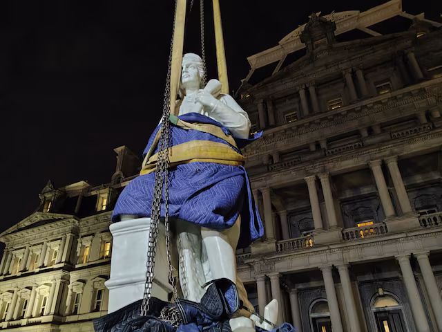 ट्रंप ने व्हाइट हाउस में लगवाई क्रिस्टोफर कोलंबस की मूर्ति, US में मचेगा बवाल?