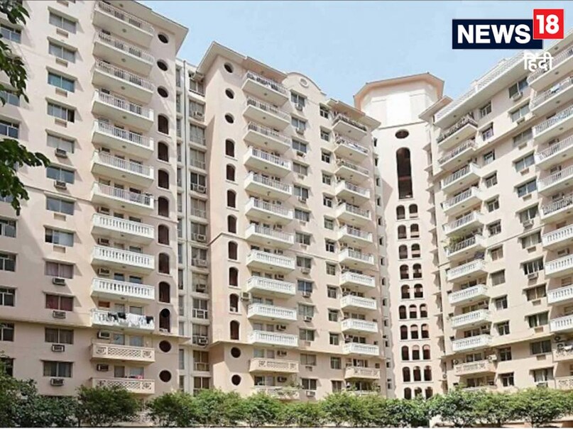 ईडब्ल्यूएस फ्लैटों का साइज भी 250 वर्ग फीट से 400 वर्ग फीट या 30 मीटर तक होता है. इसमें एक कमरा, रसोई और लेट्रिन बाथरूम होते हैं. कुछ जगहों पर उसी कमरे में खुली किचन होती है, जबकि कहीं, कहीं बहुत छोटा ड्राइंग रूम और एक बेडरूप, किचन, लेट्रिन बाथरूम होते हैं. इनमें भी बालकॉनी होती है और एक ईडब्ल्यूएस सोसायटी के रूप में एक जगह पर बनते हैं. 