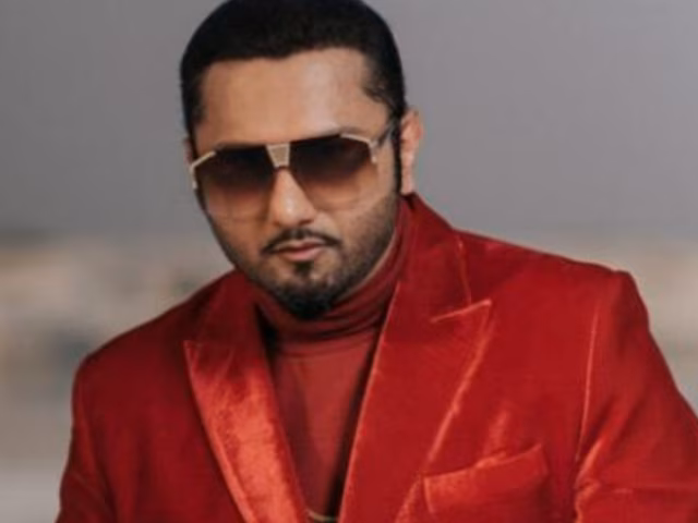 हनी सिंह के कॉन्सर्ट का वीडियो वायरल , फीमेल फैन ने गेट पर चढ़कर काटा बवाल