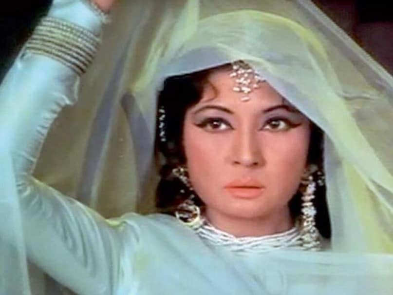 Meena Kumari, Meena Kumari Birth anniversary, when dacoit Amrit Lal took autograph from tragedy queen Meena Kumari, Meena Kumari death, Meena Kumari Songs, meena kumari real name, When Meena Kumari got trapped among dacoits, मीना कुमारी, मीना कुमारी बर्थ, जब डकैत अमृत लाल ने ट्रैजेडी क्वीन मीना कुमारी से लिया ऑटोग्राफ, मीना कुमारी की मौत, मीना कुमारी के गाने, मीना कुमारी का असली नाम, जब डकैतों के बीच फंस गईं मीना कुमारी