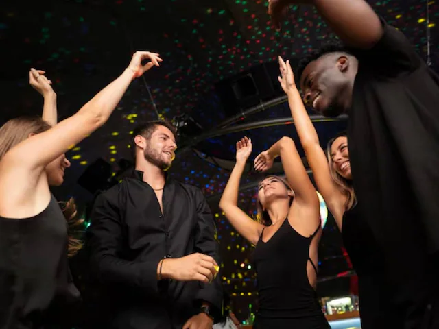 टेक्सास के बार में म्यूजिक और मस्ती के बीच फायरिंग, 3 की मौत, 14 घायल