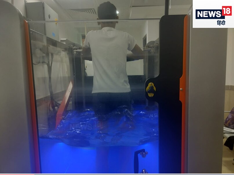 स्‍पोर्ट्स इंजरी सेंटर के डायरेक्‍टर डॉ. दीपक जोशी बताते हैं कि अंडर वॉटर ट्रेडमिल मुख्‍य रूप से खेलते समय घायल हो गए खिलाड़‍ियों की हीलिंग के लिए है. इसपर दौड़ने से लोअर लिंब में लगी चोट की रिकवरी बहुत जल्दी होती है. साथ ही एक्‍सरसाइज में एनर्जी भी बहुत कम लगती है. 