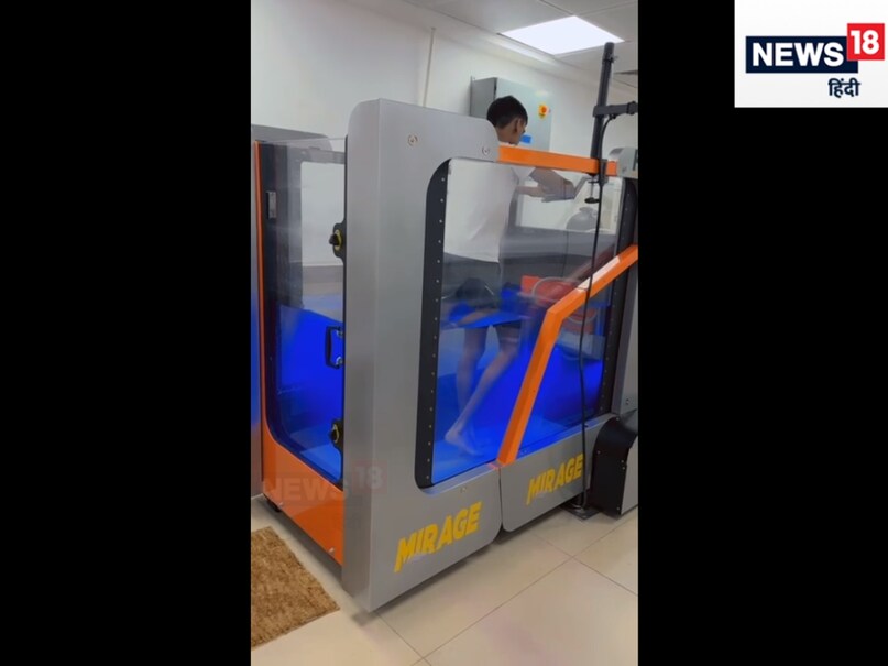 जिम में जो लोग जाते हैं वे कार्डियो एक्सरसाइज के लिए ट्रेडमिल पर दौड़ते हैं. कुछ लोग होम वर्कआउट के लिए भी ट्रेडमिल खरीद लेते हैं. लेकिन क्या कभी आपने पानी के अंदर ट्रेडमिल देखी है? या अंडर वॉटर ट्रेडमिल पर कभी दौड़ लगाई है?
जिम में जो लोग जाते हैं वे कार्डियो एक्सरसाइज के लिए ट्रेडमिल पर दौड़ते हैं. कुछ लोग होम वर्कआउट के लिए भी ट्रेडमिल खरीद लेते हैं. लेकिन क्या कभी आपने पानी के अंदर ट्रेडमिल देखी है? या अंडर वॉटर ट्रेडमिल पर कभी दौड़ लगाई है?