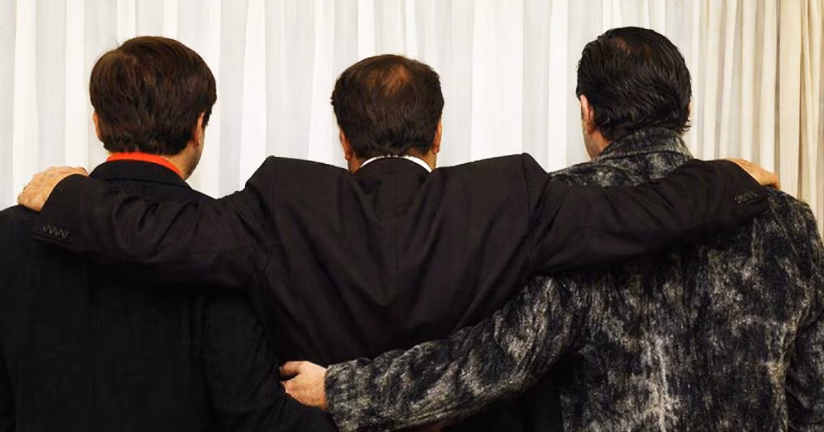 जब तबाह हुआ 2 भाइयों का करियर, तब पिता ने संभाली कमान, फिर तीनों ने मिलकर दी 4 ऐसी फिल्म, लौटा दोनों का स्टारडम