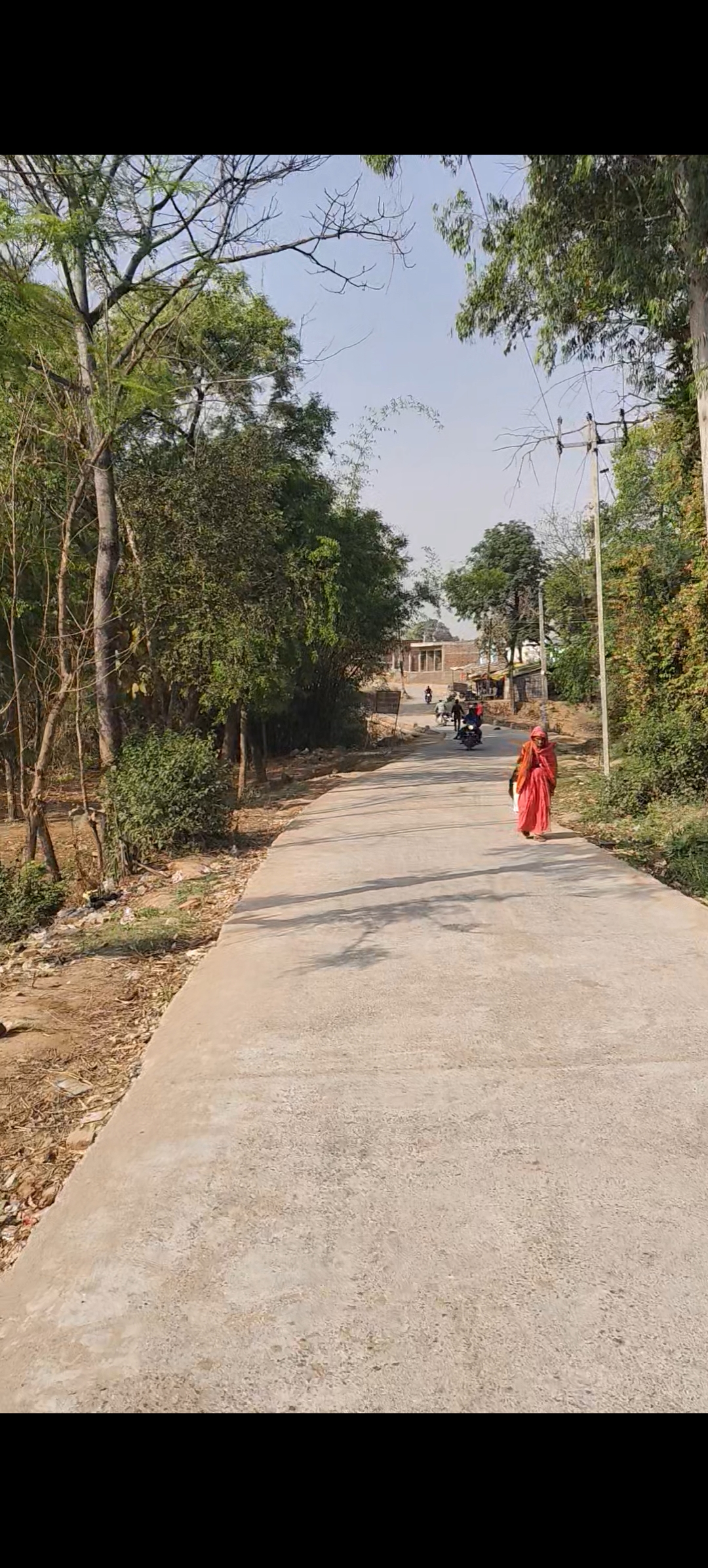 विंढमगंज–पटेल नगर मुख्य मार्ग पर लापरवाही: पटरी न होने से जाम, गिर रहे लोग, यात्रियों की बढ़ी मुश्किलें