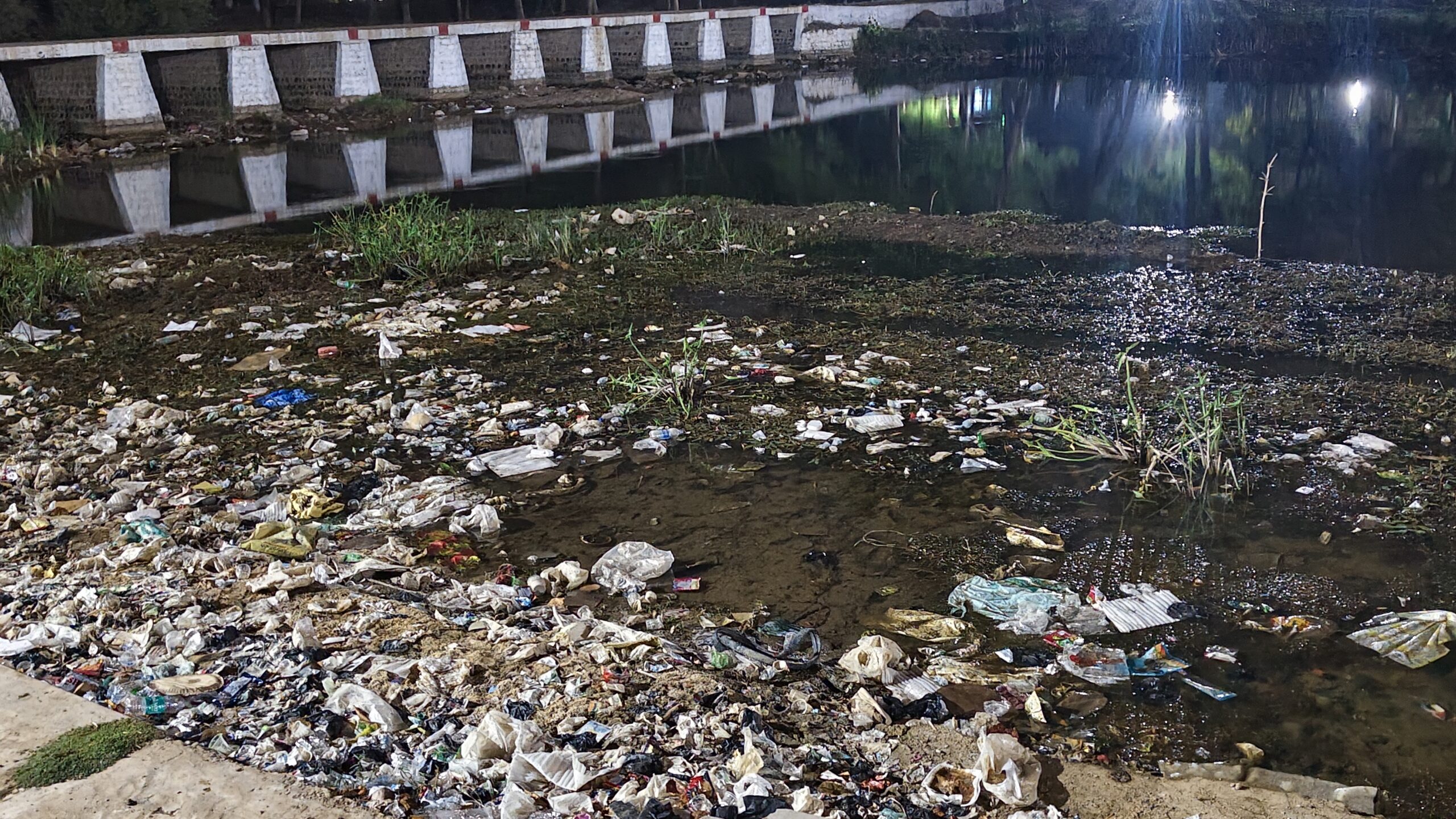 छठ घाट पर गंदगी का अंबार, जिम्मेदारों की चुप्पी से बढ़ा बीमारी का खतरा