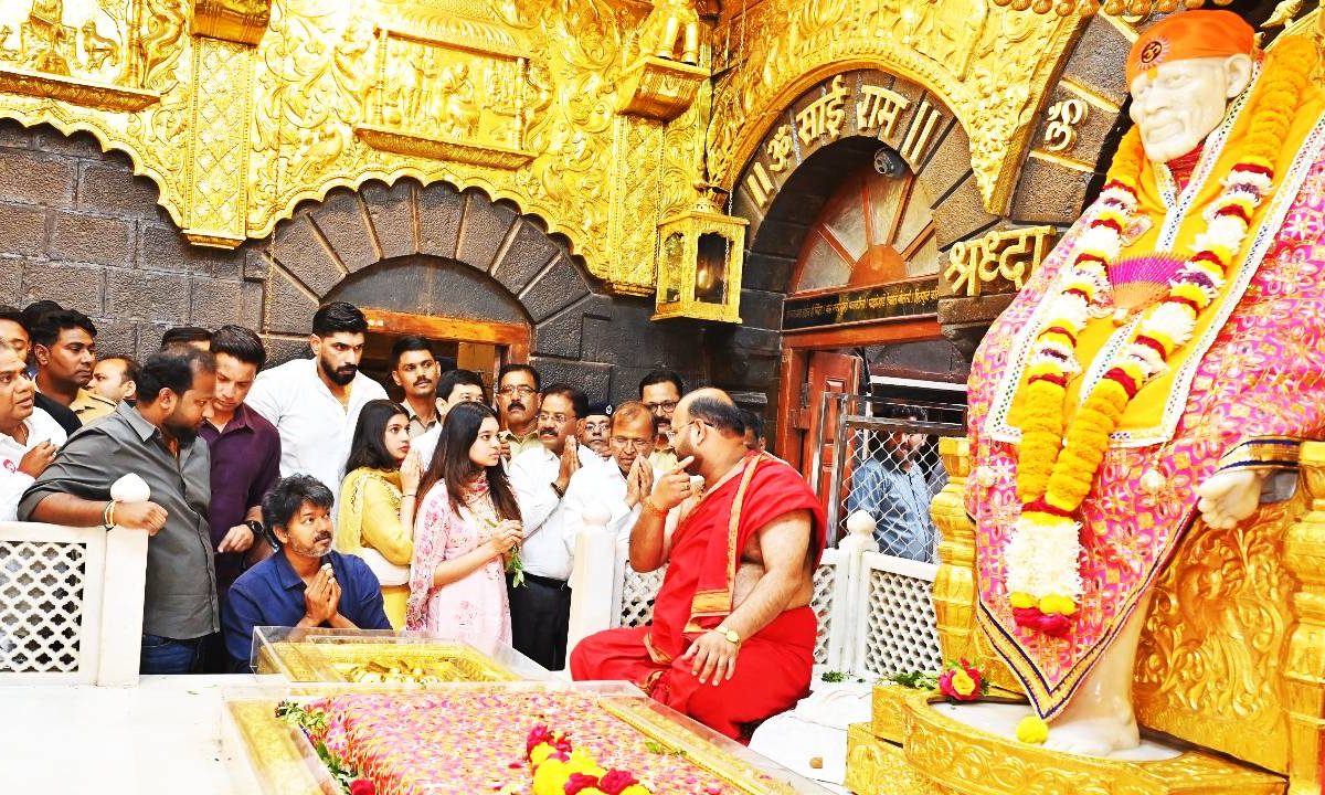 फिल्मों के बाद अब राजनीति के ‘धुरंधर’ बनेंगे विजय? चुनाव परिणाम से पहले साईं दरबार में टेका माथा