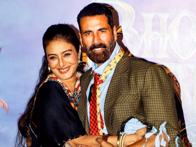 'मुझे बाइक पर पिक करने आते थे', तब्बू ने अक्षय कुमार संग याद किए पुराने दिन