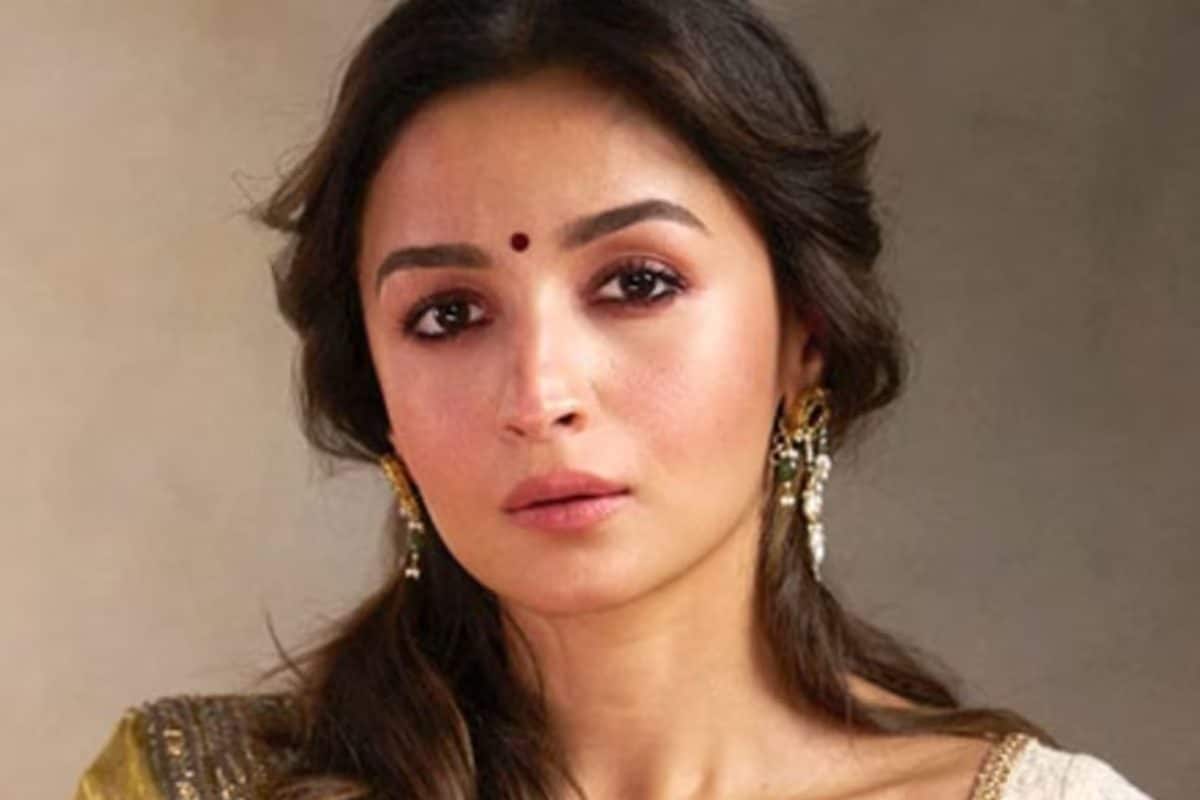 ‘गले में-कंधे पर हाथ रखने की कोशिश कर रहे थे’, एक्स-बॉडीगार्ड का खुलासा, एयरपोर्ट पर डरी-सहमी खड़ी थीं आलिया भट्ट