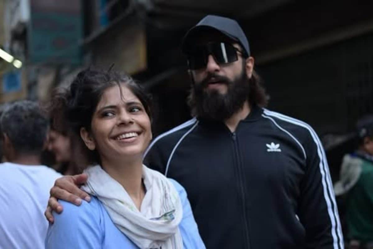 ‘धुरंधर’ के लिए बने 10000 कॉस्ट्यूम, रणवीर सिंह ने पहने 250 आउटफिट, आदित्य धर ने डिजाइनर के नाम लिखा पोस्ट