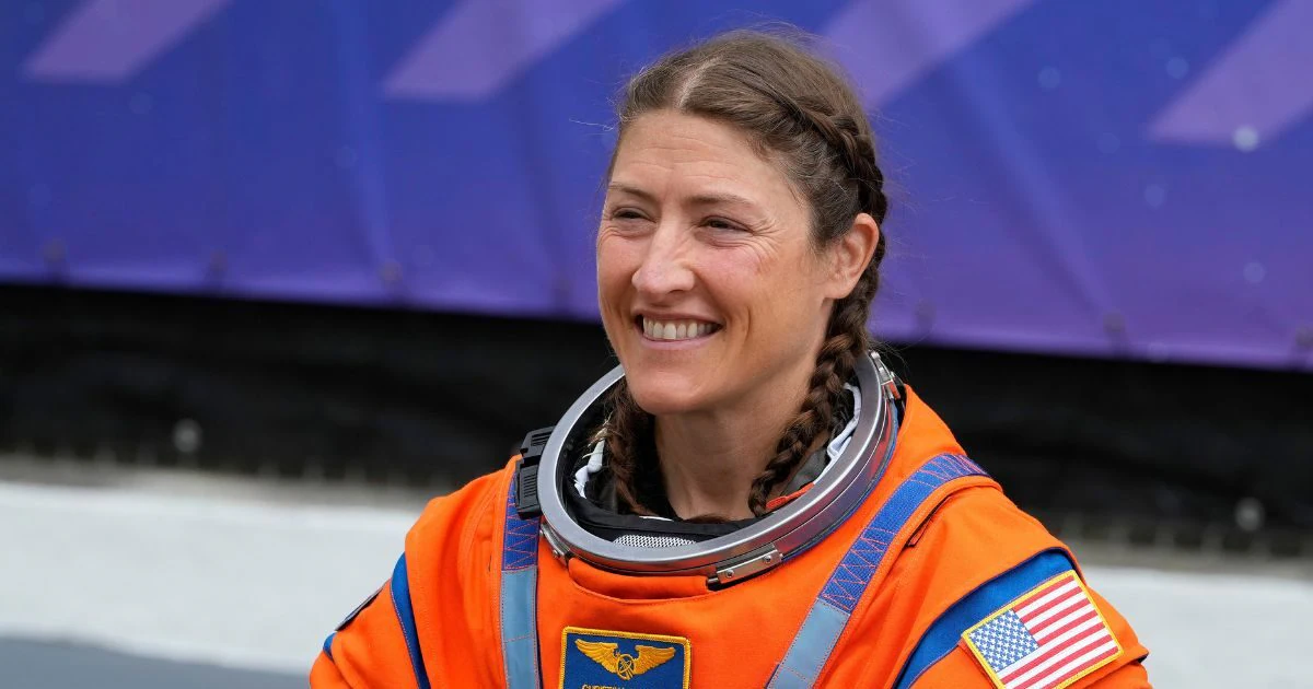 First Woman in Moon Orbit: पृथ्वी से 400739 KM दूर पहुंचीं क्रिस्टीना कोच कौन? आर्टेमिस-2 मिशन पर चांद की ऑर्बिट में जाने वाली बनीं पहली महिला