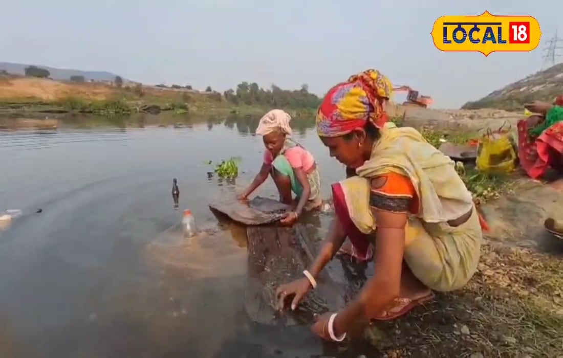 तेज धूप, पानी में घंटों खड़े रहना, धीरे-धीरे मिट्टी-बालू छानना…आज भी इस नदी में सोना ढूंढती हैं महिलाएं