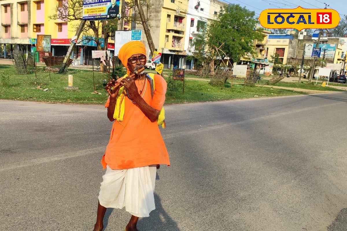 मिलिए बोकारो के ‘बांसुरी बाबा’ से! जिनकी बांसुरी की धुन सुनने के लिए थम जाते हैं लोगों के कदम