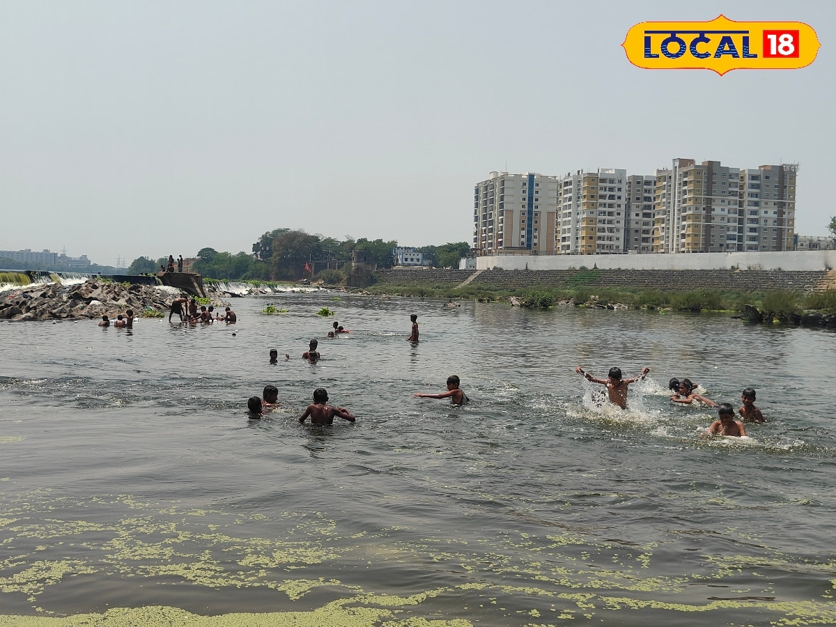 जमशेदपुर की यह नदी आजकल बनी है ‘मिनी वॉटर पार्क’, 42 डिग्री से बचने के लिए बच्चे-बड़े, सबका नेचुरल पूल!