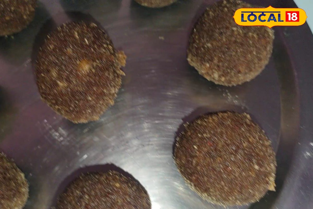 स्वाद भी सेहत भी! घर पर बनाएं नारियल और गुड़ के पौष्टिक लड्डू, नोट करें आसान रेसिपी