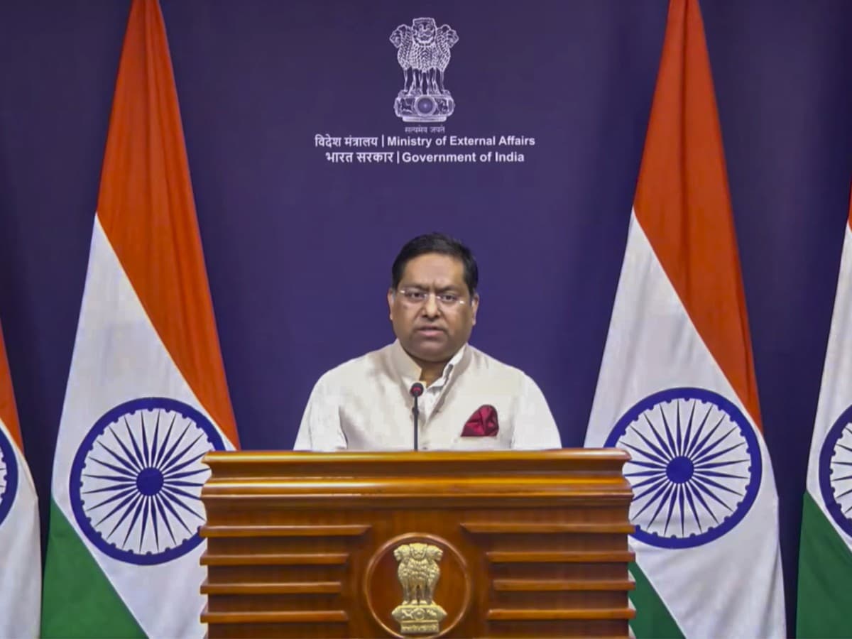 फ्रांस ने भारतीयों के लिए खोले द्वार तो नेपाल ने बढ़ाई टेंशन, जानें MEA ने होर्मुज में हमले पर क्या कहा