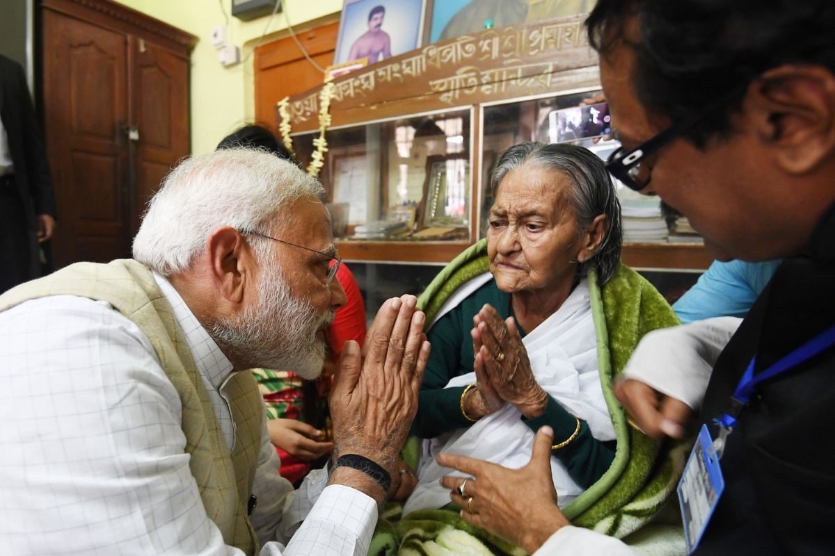कौन हैं ये महिला, जिनके सामने पीएम मोदी ने जोड़े हाथ, किस ओर जा रहा है बंगाल चुनाव का दूसरा फेज?
