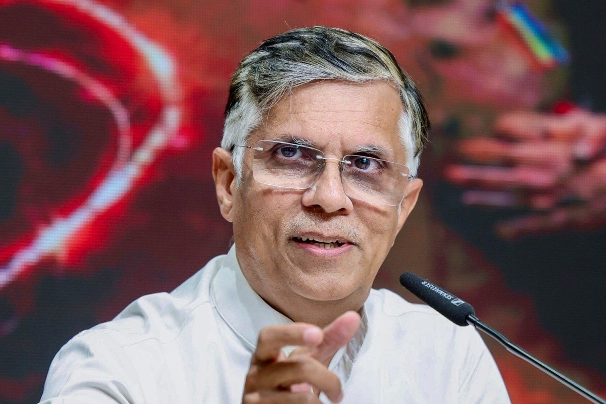 पवन खेड़ा के साथ कांग्रेस ने कर दिया खेल! असम पुलिस की रेड लेकिन पार्टी नेतृत्व चुप, क्या बलि का बकरा बना रही?