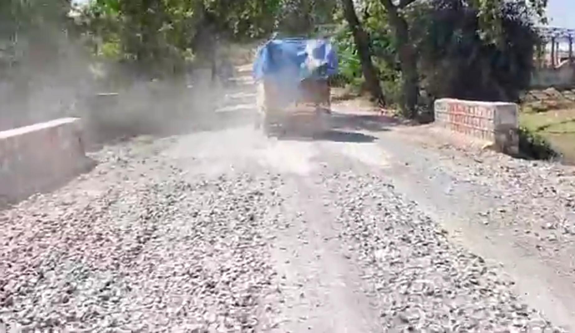धूल का गुबार, उड़ती गिट्टी और लापरवाही की सड़क: विंढमगंज–कोन मार्ग निर्माण में भारी अनियमितता उजागर