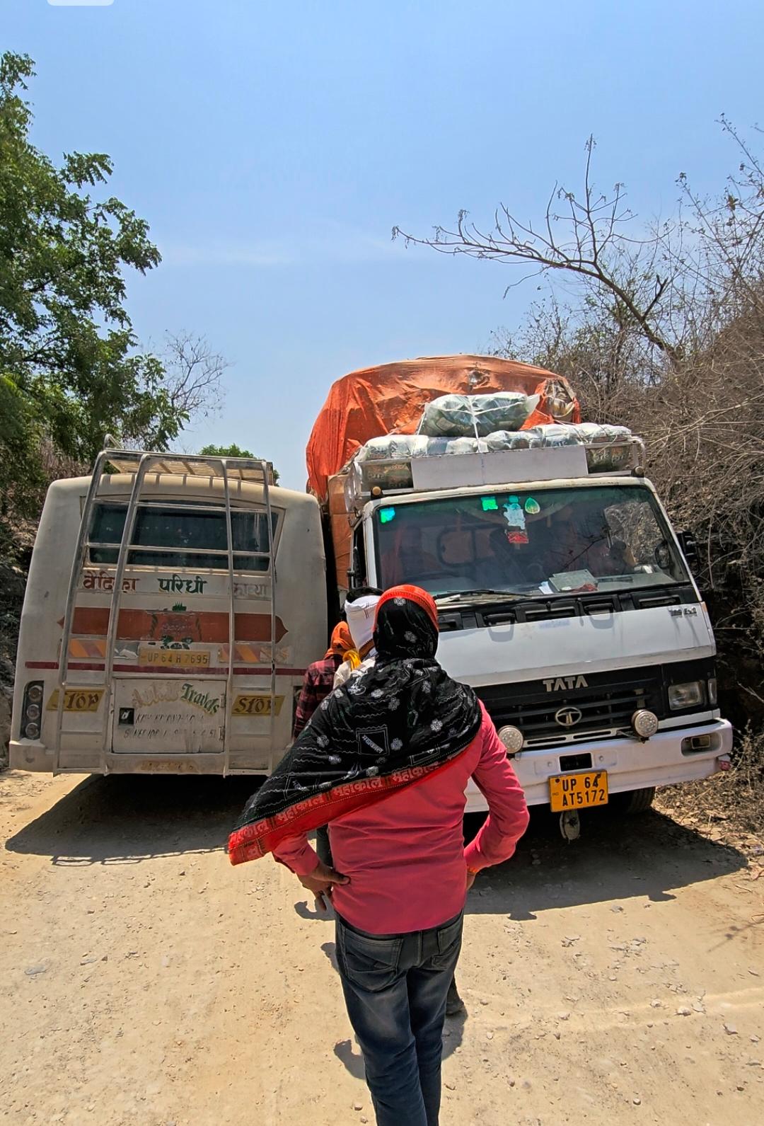 विंढमगंज–कोन मार्ग पर निर्माण बना मुसीबत, ओझा पहाड़ी में रोज लग रहा जाम