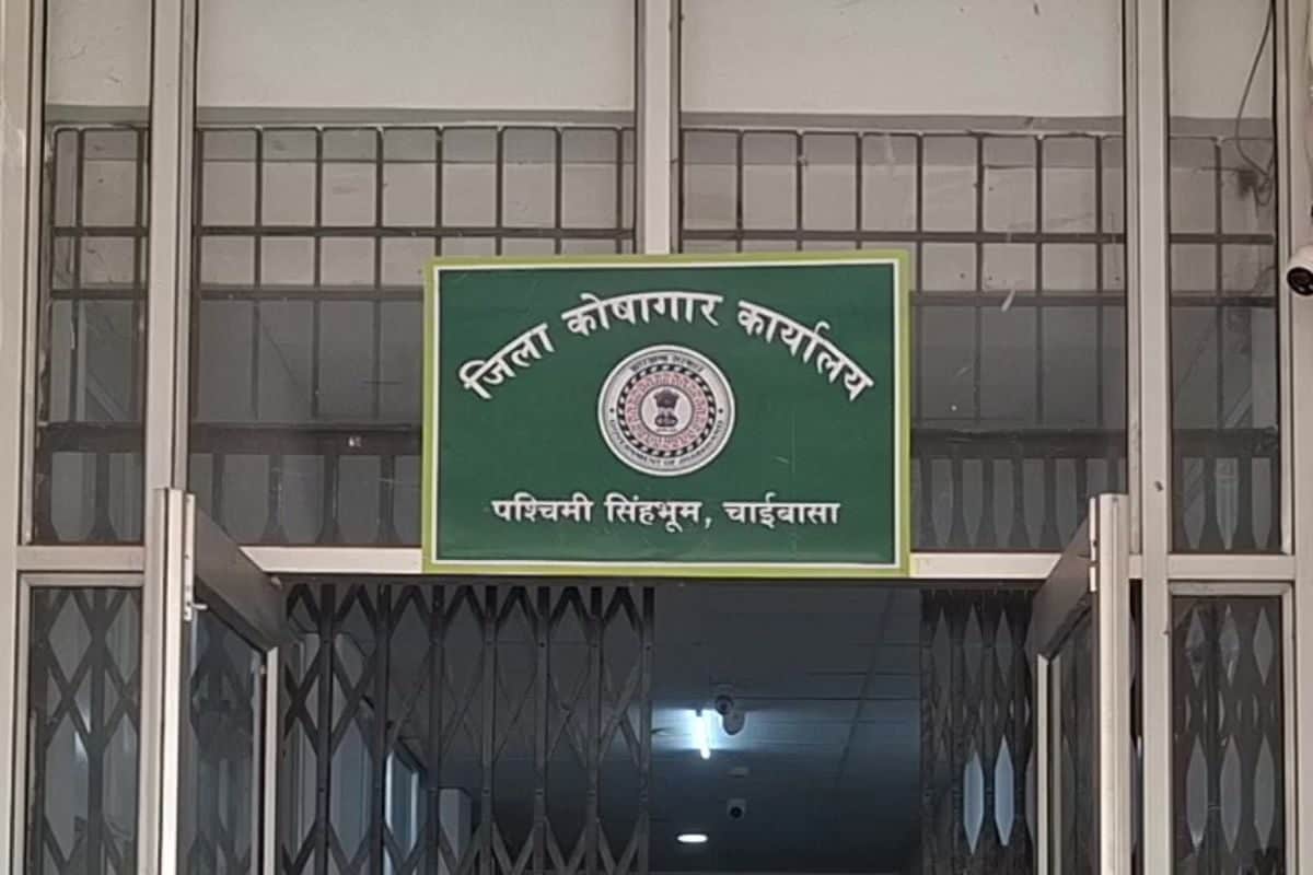 चाईबासा पुलिस विभाग में ‘बड़ा खेल’, 8 साल तक सरकारी खातों में सेधमारी करता रहा सिपाही, ट्रेजरी अफसर ने दर्ज कराई FIR