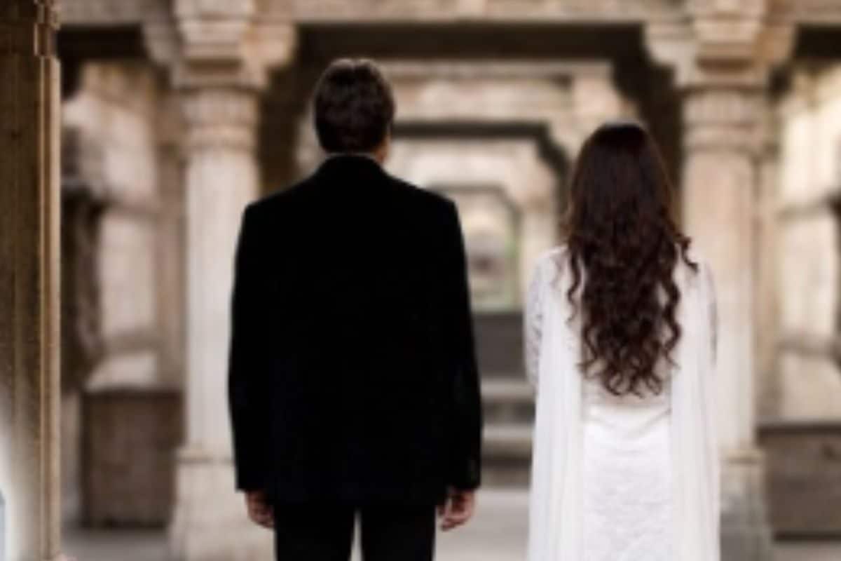 बॉलीवुड की वो बोल्ड फिल्में, जिनमें हीरो ने आधी उम्र की हसीना संग लड़ाया इश्क, परिवार संग देखने की न करें गलती