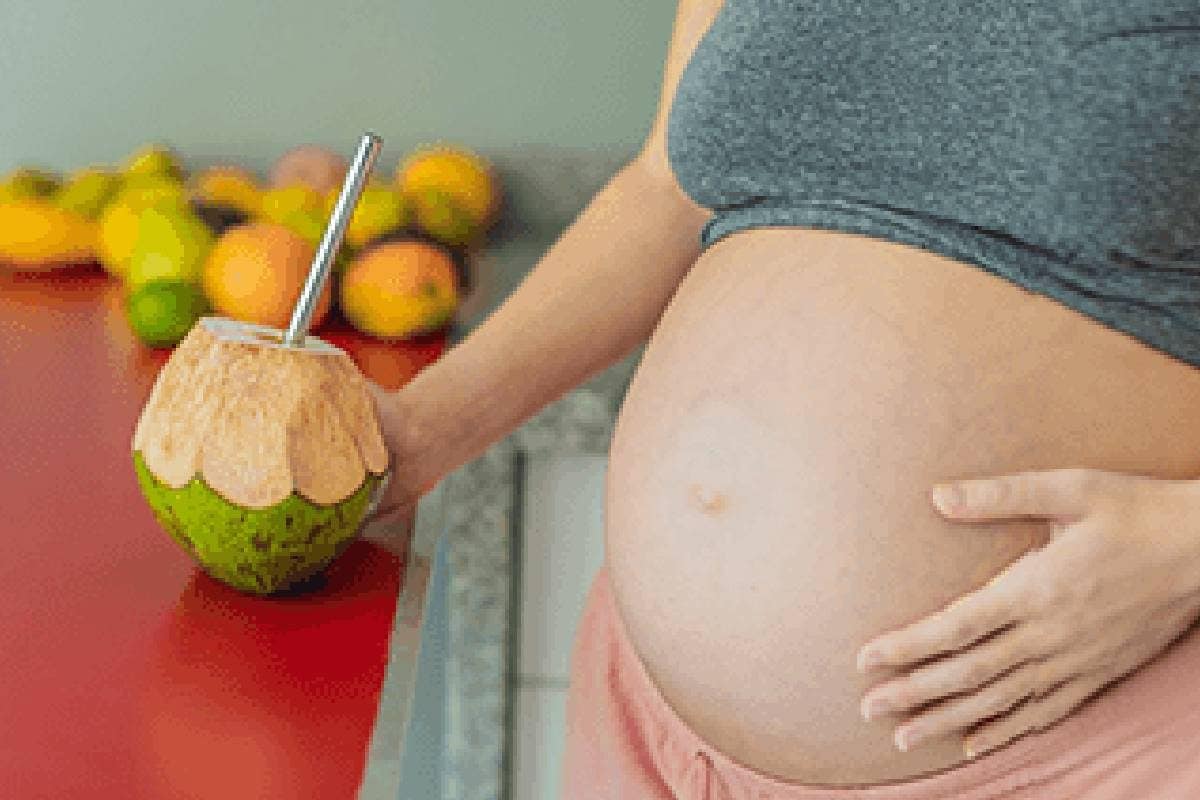 केसर दूध और नारियल पानी पीने से बच्चा सच में गोरा पैदा होता है! सच है या मिथ?