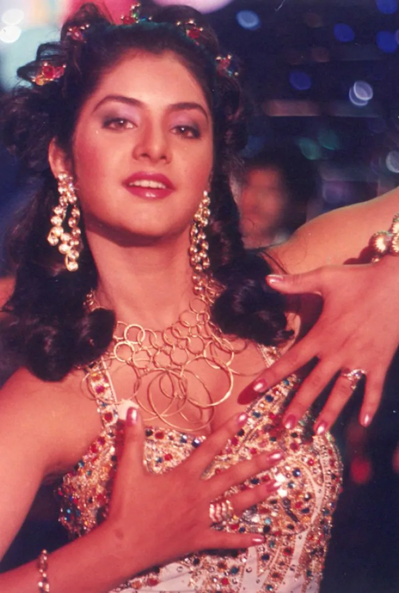 दिव्या भारती को अपने स्कूल के दिनों में वैसे तो हर हीरो से प्यार था, लेकिन उनके मन में जितेंद्र को लेकर खास जगह थी. उन्होंने एक इंटरव्यू में इस बात का खुलासा किया था कि वो हमेशा जितेंद्र के साथ स्क्रीन पर रोमांस करना चाहती थीं लेकिन जब उन्होंने फिल्मों में कदम रखा तो जितेंद्र पिता के रोल करने लगे थे. ऐसे में उनका सपना अधूरा रह गया.