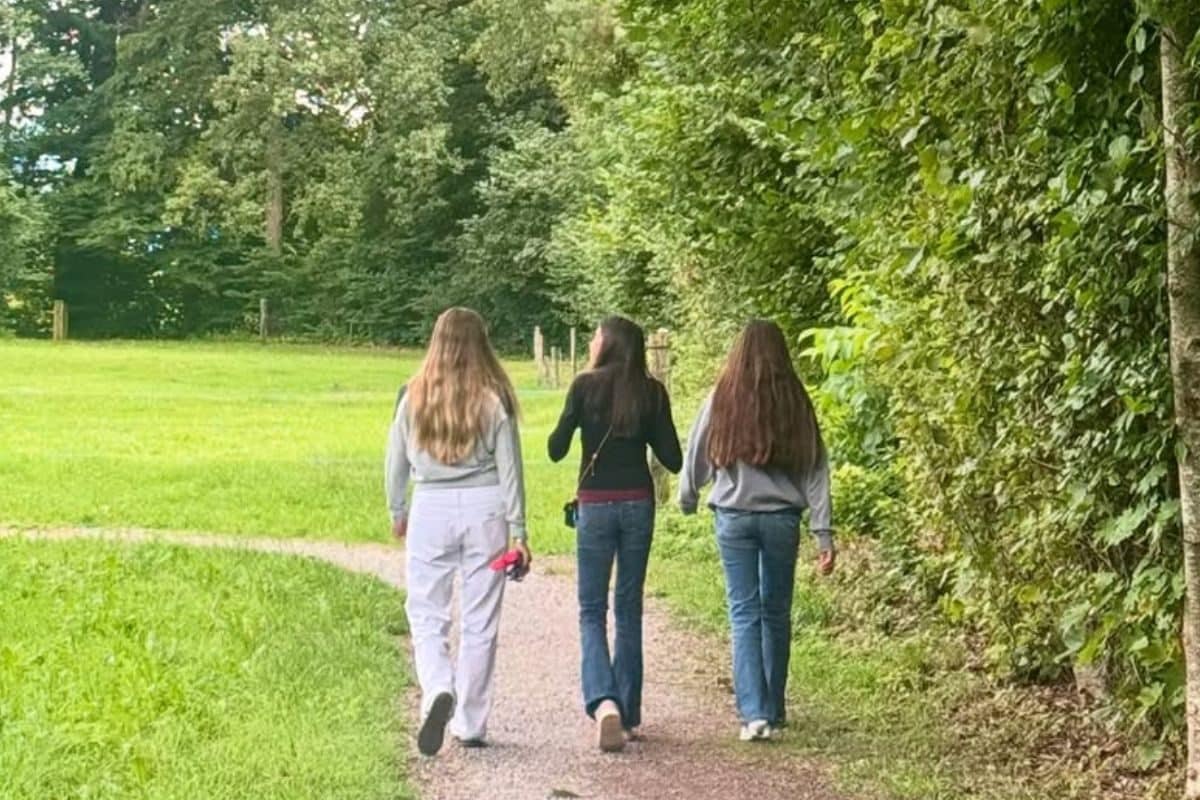 सिर पर सजा मिस यूनिवर्स का ताज, पहली फिल्म के लिए जीता बेस्ट एक्ट्रेस अवॉर्ड, आज ऐसे करोड़ों कमाती हैं हीरोइन