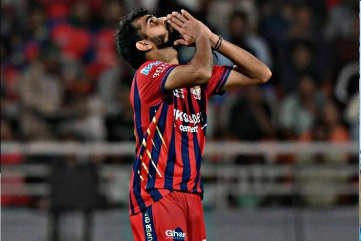 वो आवारा था, गांव में घूमता बंजारा था, फिर छोड़ी बदमाशों की टोली, भरी विकेटों से झोली, यॉर्कर ‘प्रिंस’  पूरे फिल्मी है