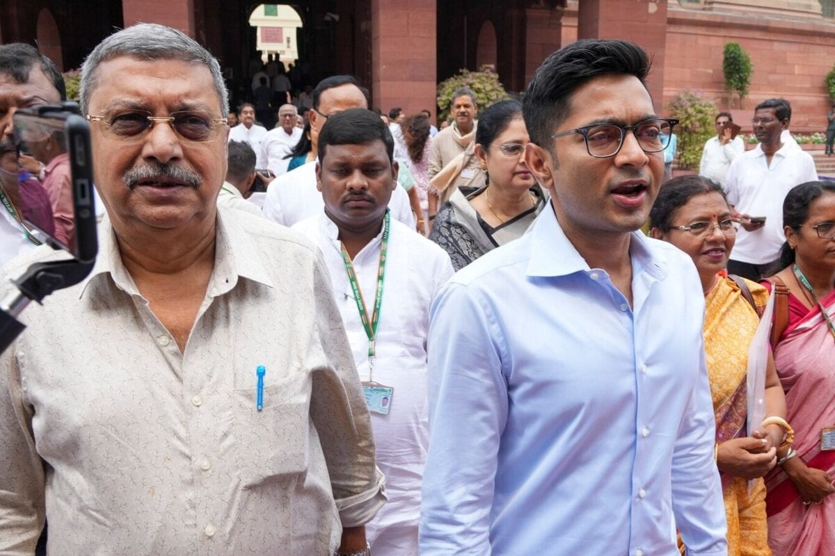 अभिषेक बनर्जी पर हमला… अंडे बरसे, कपड़ा फटा, चोर-चोर के लगे नारे, पहनना पड़ा हेलमेट, देखें ममता के लाडले का वीडियो