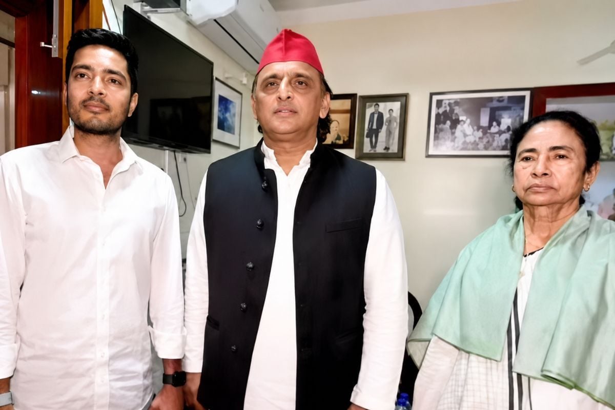 Mamata Banerjee and Akhilesh Yadav meeting: ‘दीदी, आप हारी नहीं हैं, हराया गया है’, ममता बनर्जी से मुलाकात में बोले अखिलेश यादव; अभिषेक बनर्जी को लगाया गले
