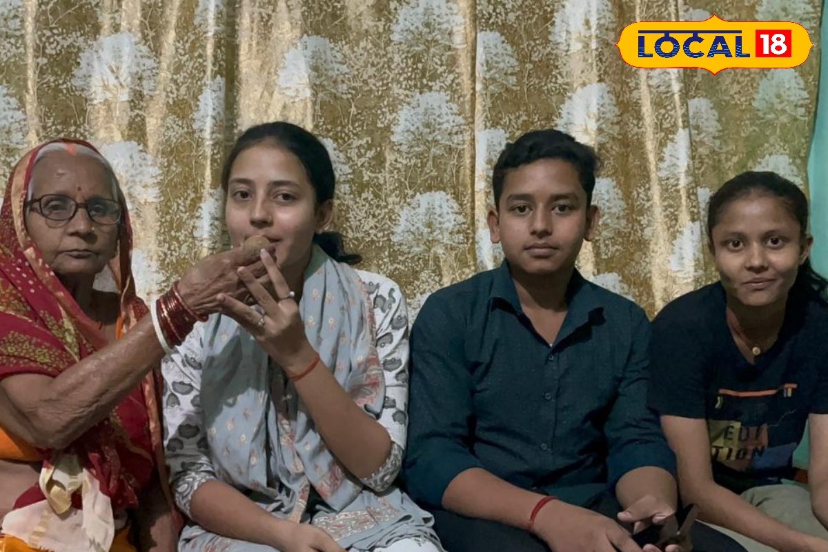 ‘नून-रोटी खाएंगे, लेकिन बेटी को पढ़ाएंगे’, पलामू की दादी का संकल्प… खुशी को जिले में मिली तीसरी रैंक, CA बनने का है सपना
